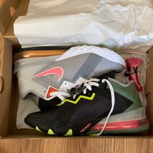 Lebron XVIII low Looney Tunes bugs bunny